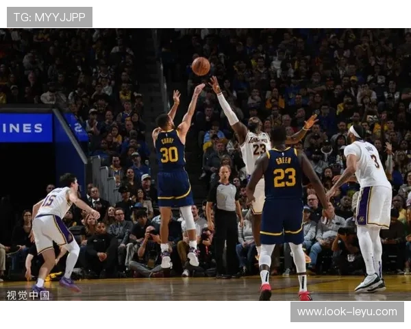 詹姆斯关键三分绝杀湖人逆转勇士引爆全场季后赛焦点对决再掀高潮