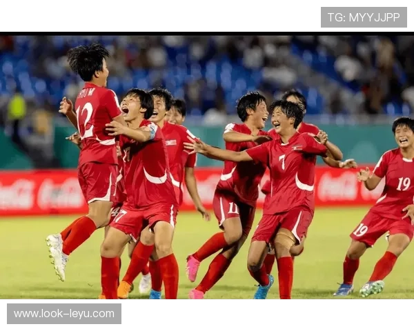 中国女足世界杯小组赛战况激烈队员拼搏精神赢得观众喝彩